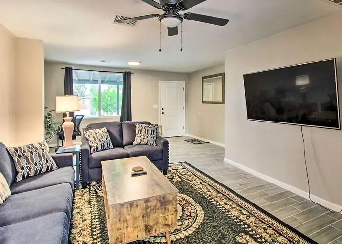 Charming ~ 7 Mi To Downtown Tucson! Holiday home